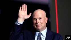 ARCHIVO - El ex fiscal general interino Matt Whitaker saluda mientras el candidato presidencial republicano y ex presidente Donald Trump habla en una fiesta nocturna de las asambleas partidarias en Des Moines, Iowa, el 15 de enero de 2024. AP