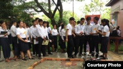 ក្រុម​សិស្ស​ថ្នាក់​ទី​១១​ក្នុង​ខេត្ត​សៀមរាប​កំពុង​បង្ហាញ​មនុស្ស​យន្ត​ដែល​ពួកគេ​បាន​ផលិត​ដល់​សិស្ស​ដទៃទៀត។ (រូបថត៖ ផ្តល់​ដោយ គឹម វណ្ណថេន)