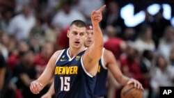 Nikola Jokić gestikulira tokom prvog poluvremena četvrte utakmice finala NBA plej-ofa, 9. jun 2023. (Foto: AP/Wilfredo Lee)