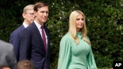 ARHIVA - Džered Kušner i Ivanka Tramp dok su bili savetnici u Beloj kući, 15. septembar 2020 (Foto: AP/Alex Brandon)