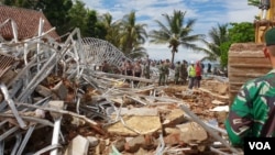 Para anggota TNI dan Polri masih terus melakukan pencarian korban yang masih hilang pasca tsunami (VOA/Bhagaskoro).