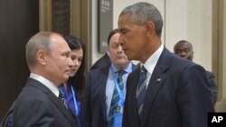 Russian President Vladimir Putin, left, speaks with U.S. President Barack Obama in Hangzhou in eastern China's Zhejiang province, China, Sept. 5, 2016.