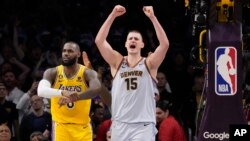 Nikola Jokić slavi pobedu u četvrtoj utakmici finala Zapadne konferencije u Los Anđelesu (Foto: AP/Ashley Landis) 