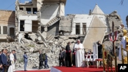 Papa Francis, akiwa katika eneo la makanisa yaliyo haribiwa na kundi la Islamic State na kuwaombea wahanga wa vita vya kanisa la Hosh al-Bieaa huko mjini Mosul, Iraki, Jumapili, Machi 7, 2021. 