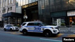Vozilo njujorške policije ispred Trampove kule, arhiva