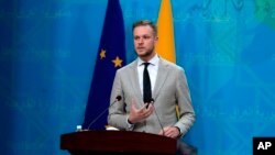 資料照片：立陶宛外長蘭茨貝爾吉斯與伊拉克外長侯賽因在巴格達舉行聯合記者會。 (2021年7月15日)