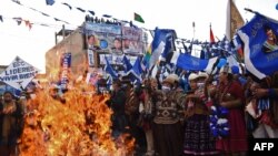 Partidarios del candidato presidencial Luis Arce rodean una fogata en el cierre de su campaña para las elecciones presidenciales de Bolivia en El Alto, el 14 de octubre de 2020.