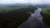 El río Esequibo a su paso por Kurupukari, Guyana, el 19 de noviembre de 2023. Venezuela reclama desde hace siglos como propia la región de Esequibo, un territorio más grande que Grecia y rico en petróleo y minerales.