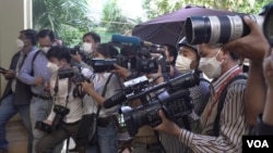 រូប​ឯកសារ៖ ​អ្នក​សារព័ត៌មាន​ផ្តិតយកទិដ្ឋភាព​លោក​ កឹម​ សុខា ធ្វើ​ដំណើរ​ចេញ​ពីគេហដ្ឋាន​ទៅ​សាលា​រាជធានី​ភ្នំពេញ​​ ដើម្បី​ចូលរួម​សវនាការរបស់​លោក​ រាជធានី​ភ្នំពេញ​ ថ្ងៃ​ទី​១៩ ខែ​មករា​ ឆ្នាំ​២០២២។ (ហ៊ាន សុជាតា​/វីអូអេ)