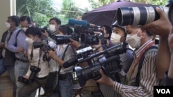 រូប​ឯកសារ៖ ​អ្នក​សារព័ត៌មាន​ផ្តិតយកទិដ្ឋភាព​លោក​ កឹម​ សុខា ធ្វើ​ដំណើរ​ចេញ​ពីគេហដ្ឋាន​ទៅ​សាលា​រាជធានី​ភ្នំពេញ​​ ដើម្បី​ចូលរួម​សវនាការរបស់​លោក​ រាជធានី​ភ្នំពេញ​ ថ្ងៃ​ទី​១៩ ខែ​មករា​ ឆ្នាំ​២០២២។ (ហ៊ាន សុជាតា​/វីអូអេ) 