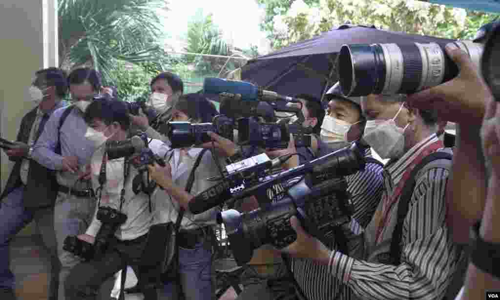 អ្នក​សារព័ត៌មាន​ផ្តិតយកទិដ្ឋភាព​លោក​ កឹម​ សុខា ធ្វើ​ដំណើរ​ចេញ​ពីគេហដ្ឋាន​ទៅ​សាលា​រាជធានី​ភ្នំពេញ​​ ដើម្បី​ចូលរួម​សវនាការរបស់​លោក​ រាជធានី​ភ្នំពេញ​ ថ្ងៃ​ទី​១៩ ខែ​មករា​ ឆ្នាំ​២០២២។ (ហ៊ាន សុជាតា​/វីអូអេ) 