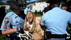 Policija u Džoržiji hapsi privodi demonstrantkinju u kampusu Univerziteta Emori u Atlanti, 25. april 2024. (AP Photo/Mike Stewart)
