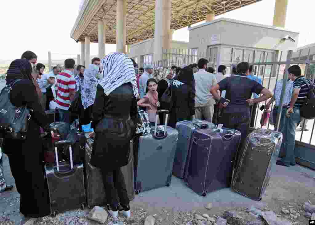 Syrian refugees gather at the the Turkish border gate at Cilvegozu, Sept. 4, 2013.
