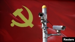 以黨旗為背景的監測攝像頭(資料照)