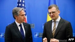 Ուկրաինայի արտաքին գործերի նախարար Դմիտրի Կուլեբան և ԱՄՆ պետքարտուղար Էնթոնի Բլինքենը Բրյուսելում ՆԱՏՕ-ի դաշինքի կենտրոնակայանում, 2024 թվականի ապրիլի 4-ին:
