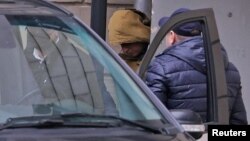 Репортер американської газети The Wall Street Journal Еван Гершковіч, затриманий за підозрою в шпигунстві, виходить з будівлі суду в Москві, Росія, 30 березня 2023. REUTERS/Evgenia Novozhenina