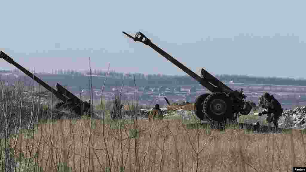 Cannons of the Ukrainian armed forces are seen at their positions near Debaltseve, eastern Ukraine, Feb. 17, 2015. 