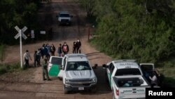 Un grupo mixto de inmigrantes en busca de asilo en EE. UU. es interceptado por la patrulla fronteriza tras cruzar el Río Grande hacia La Joya, Texas, el 20 de mayo de 2021.