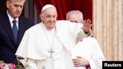 El Papa Francisco hace un gesto desde un balcón en la Plaza de San Pedro, el domingo de Pascua, en el Vaticano el 31 de marzo de 2024.