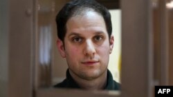 ARHIVA - Američki novinar Evan Gerškovič u sudnici u Moskvi (Foto: AFP/Natalia Kolesnikova)