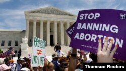 ARHIVA - Aktivisti za pravo na abourtus tokom jednog od ranijih protesta ispred Vrhovnog suda u Vašingtonu (Foto: Reuters) 