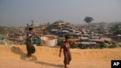 រូបឯកសារ៖ ជន​ភៀស​ខ្លួន​រ៉ូហ៊ីងយ៉ា​សែង​លូ​នៅ​ជំរំជន​ភៀស​ខ្លួន Balukhali ជិត​ស្រុក Cox's Bazar ប្រទេស​បង់ក្លាដែស កាល​ពី​ខែ​វិច្ឆិកា ២០១៨។