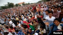 អ្នក​គាំទ្រ​គណបក្ស​សង្គ្រោះជាតិ​ជួបជុំ​នៅ​ទីលាន​ប្រជាធិបតេយ្យ។ (២៦ កក្កដា ២០១៣)