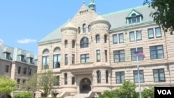 City Hall of Lowell is being led by nine city councilors, all white, who are faced with a voting rights lawsuit filed by some minority residents. (VOA Khmer) 