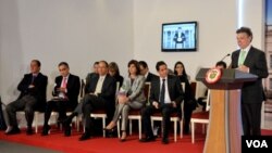 Diplomáticos y representantes comerciales del gobierno de Colombia se han reunido con sus pares estadounidenses en forma semanal en el último mes.