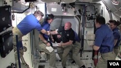 El comandante Mark Kelly, esposo de la congresista Gabrielle Giffords, a su arribo a la Estación Espacial Internacional.