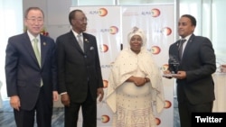 በአፍሪካ ኅብረት የኤርትራን ቋሚ ልዑክ አንደኛ ፀሐፊ እና በተባበሩት መንግሥታት ድርጅት የአፍሪካ ኢኮኖሚ ኮሚሽን ተጠሪ አቶ ቢንያም በርሀ የአልማውን ሽልማት እየተቀበሉ