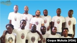 Activistas trajados com camisa com referência a palhaço, Angola