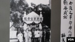 中国的宋庆龄基金会与俄罗斯方面2011年在莫斯科联合举办介绍宋庆龄和孙中山的展览。展览中的图片显示孙中山，黄埔军校，以及当时的亲苏口号。(美国之音白桦拍摄)