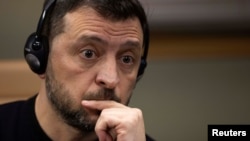 লন্ডনের উপকণ্ঠে সংবাদমাধমের প্রতিনিধিদের সঙ্গে বৈঠকের সময় ইউক্রেনের প্রেসিডেন্ট ভলোদিমির জেলেন্সকি। ফাইল ফটোঃ ২ মার্চ, ২০২৫।