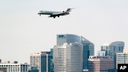 一架客机飞越首都华盛顿城外弗吉尼亚州罗斯林的高楼大厦，准备在附近的里根华盛顿国家机场着陆。(2022年1月19日)
