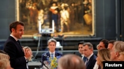 對荷蘭進行國事訪問的法國總統馬克龍在阿姆斯特丹的荷蘭國立博物館會晤荷蘭首相呂特。(2023年4月12日)