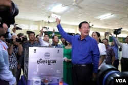 លោក​ ហ៊ុន​ សែន នាយក​រដ្ឋមន្ត្រី​នៃប្រទេស​កម្ពុជា ​លើកសន្លឹកឆ្នោត​បង្ហាញទៅ​អ្នក​សារព័ត៌មាន​ជាតិ​ និងអន្តរជាតិ​បញ្ជាក់ពី​ការ​ចូលរួម​បោះឆ្នោត​ជ្រើសរើស​ក្រុម​ប្រឹក្សា​ឃុំ-សង្កាត់, នៅ​ខេត្ត​កណ្តាល​នៅថ្ងៃទី​៤​ ខែ​មិថុនា​ ឆ្នាំ២០១៧។ (ខាន់​ សុគុំមនោ​/VOA)