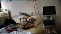 Mede i igračke na krevetu deteta u pedijatrijskoj jedinici bolnice Robert Debre u Parizu u Francuskoj, 3. marta 2021.