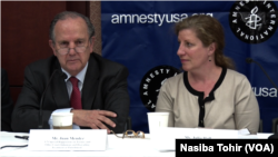 BMTning Qiynoqlar bo'yicha maxsus vakili Xuan Mendez "Xalqaro amnistiya" huquq tashkiloti eksperti Juliya Xoll bilan, Vashington, 16-aprrel, 2015