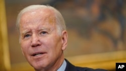 ARCHIVO - El presidente Joe Biden habla sobre la seguridad fronteriza en la Sala Roosevelt de la Casa Blanca, el 5 de enero de 2023.