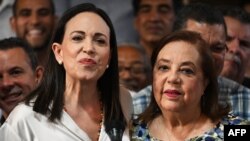 María Corina Machado, ganadora de la primaria opositora, y Corina Yoris, elegida como su sustituta por los partidos del antichavismo tradicional, sonríen en una conferencia de prensa en Caracas el 22 de marzo de 2024.