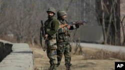 نظامیان هندی از دیر زمان درگیر شورشگری تندروان مظنون و جدایی طلب در جام و کشمیر اند.