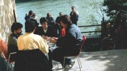 Kartanje ispred Kajaka (foto: cafekajak.com)