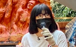 支联会副主席邹幸彤表示，国安法下首次洗刷国殇之柱有特别的象征意义，希望以行动战胜恐惧，延续悼念六四的烛光 (美国之音/汤惠芸)