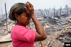 ស្រ្តី​ជន​កុលសម្ព័ន្ធ​រ៉ូហ៊ីងយ៉ា (Rohingya) ស្រែក​យំ បន្ទាប់​ពី​មាន​គ្រោះ​អគ្គិភ័យ​មួយ​នៅ​ជំរុំ​ជនភៀសខ្លួន​នៅ​ក្រុង Sittwe រដ្ឋ​ Rakhine ភាគខាង​កើត​ប្រទេស​មីយ៉ាន់ម៉ា កាល​ពី​ថ្ងៃ​ទី ០៣ ខែ​ឧសភា ឆ្នាំ២០១៦។