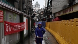 Un miembro de las autoridades sanitarias de Wuhan fumiga una de las calles de la ciudad.