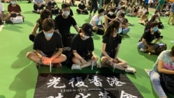 參與六四31周年維園燭光集會的年輕人展示反送中運動旗幟 （攝影：美國之音湯惠芸）
