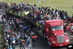 Caminado o en camiones miles de migrantes centroamericanos avanzan en su ruta hacia EE.UU.