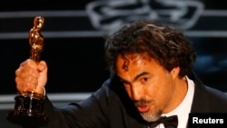 Alejandro Inarritu, meilleur réalisateur pour son film "Birdman", meilleur film, aux Oscars à Hollywood, le 22 février 2015. (Reuters)
