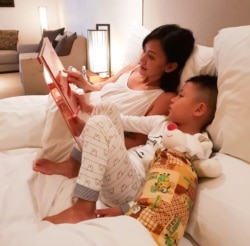 Susan Bachtiar sedang membacakan cerita untuk anaknya. (Foto: Susan Bachtiar)